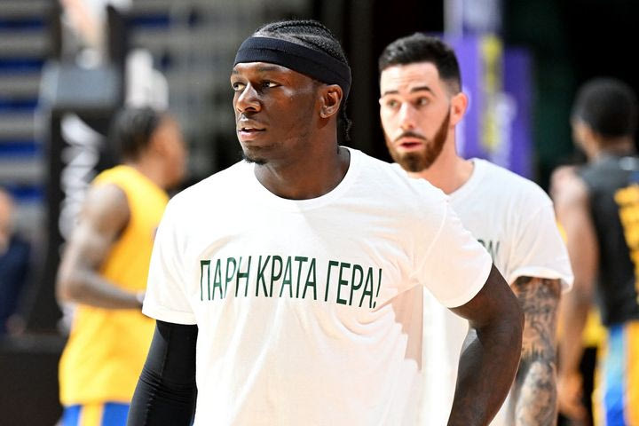Μακάμπι – Παναθηναϊκός AKTOR: Με μπλουζάκια για τον Πάρη Δερμάνη οι πράσινοι στην προθέρμανση