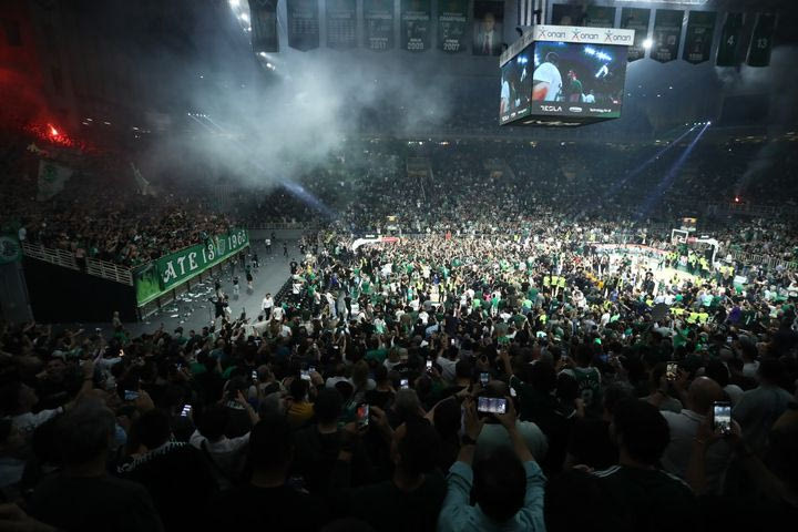 Η EuroLeague επέβαλε πρόστιμο 24.000 ευρώ στον Παναθηναϊκό AKTOR για τα καπνογόνα και την είσοδο οπαδών στο παρκέ στο Game 5