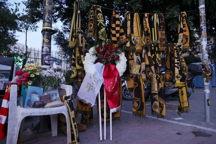 Ολυμπιακός – Φιορεντίνα: Στεφάνι στη μνήμη του αδικοχαμένου Μιχάλη Κατσουρή