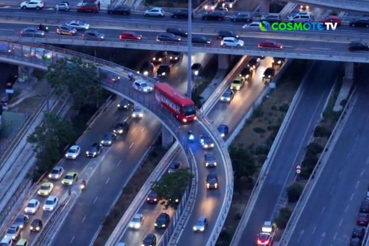 Το πούλμαν του Ολυμπιακού κόλλησε στην κίνηση
