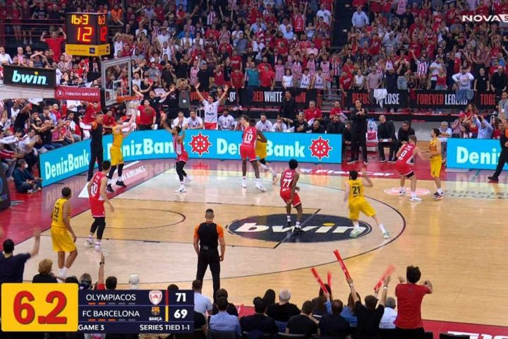 Το χρονόμετρο της NOVA δείχνει παράβαση της Μπαρτσελόνα πριν από το καλάθι που έστειλε το ματς στην παράταση