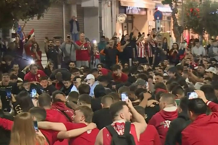 Final Four, Ολυμπιακός: Οι φίλαθλοι κατέκλυσαν το Πασαλιμάνι για να πανηγυρίσουν την πρόκριση