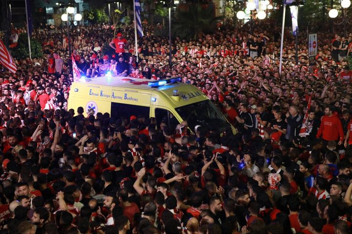 Ολυμπιακός: Τρεις ελαφρά τραυματίες στους πανηγυρισμούς των ερυθρολεύκων