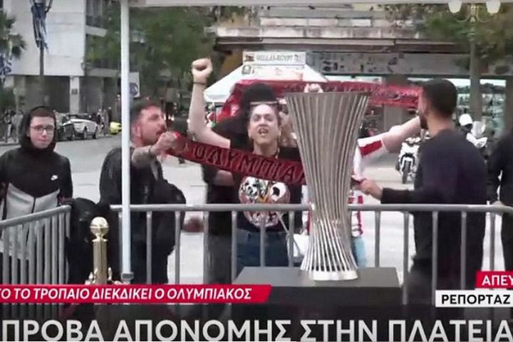 Ολυμπιακός: Πρόβα στέψης, φίλαθλοι των ερυθρόλευκων “σήκωσαν” ήδη την κούπα του Conference League στο Δημαρχείο Αθηνών