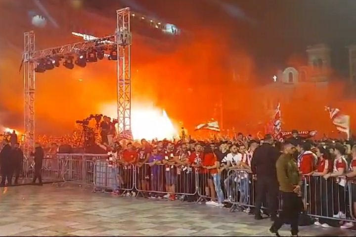 Ολυμπιακός: Πάρτι με τον ερυθρόλευκο ύμνο και με τραγούδια στον Πειραιά, εν αναμονή του ανοιχτού λεωφορείου της ομάδας