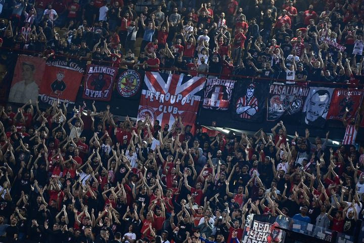 Μαζική “απόβαση” 1.500 φιλάθλων του Ολυμπιακού στο Παρίσι