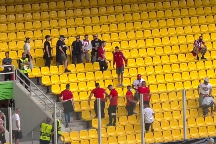 Ολυμπιακός – Φιορεντίνα: Μπήκαν οι πρώτοι φίλοι των ερυθρολεύκων στην OPAP Arena