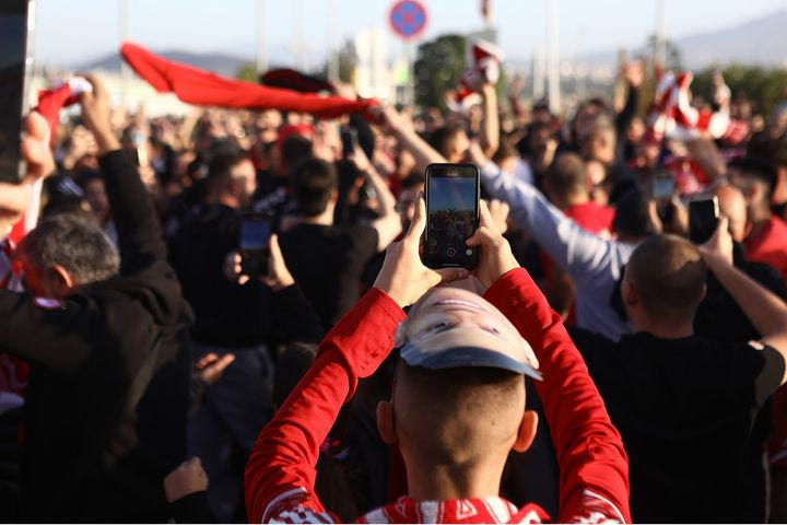 Η υποδοχή των φίλων του Ολυμπιακού στην αποστολή στο Ελευθέριος Βενιζέλος