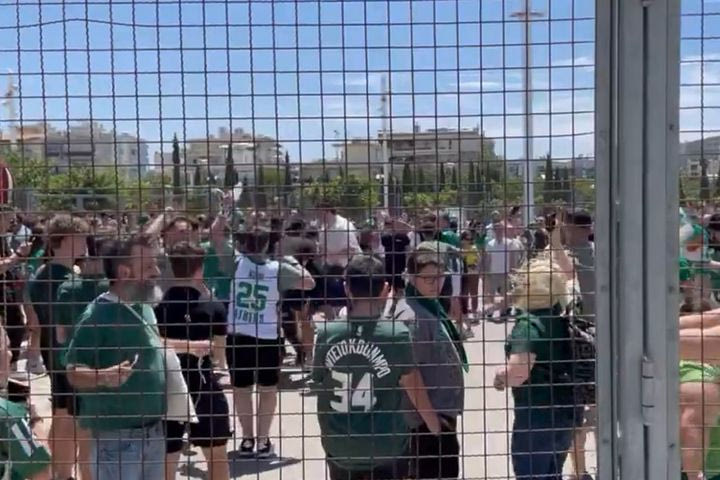 Παναθηναϊκός AKTOR: Τα συνθήματα των φίλων των “πράσινων” στο ΟΑΚΑ, εν αναμονή των πρωταθλητών Ευρώπης