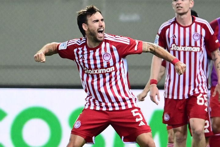 Ολυμπιακός – ΑΕΚ 2-0: Με γκολάρες του Όρτα την γκρέμισε από την κορυφή και πηγαίνει στη Λεωφόρο για το ευρωπαϊκό εισιτήριο