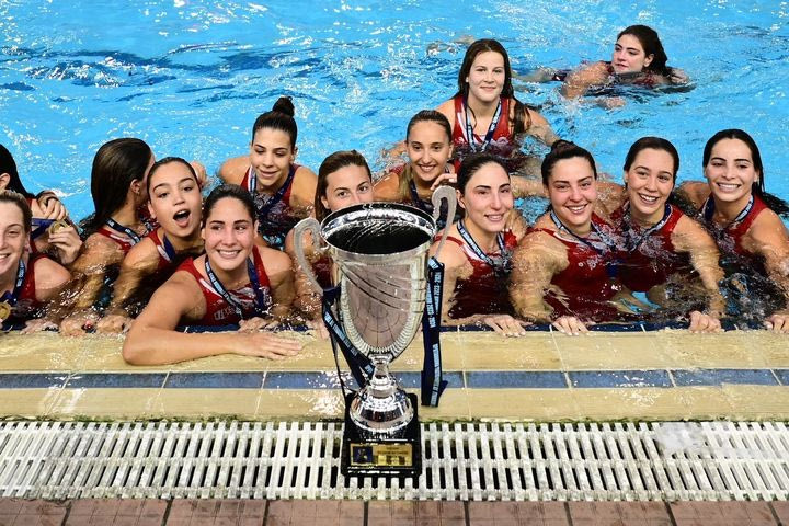 Ο Ολυμπιακός έφτασε τους 311 ομαδικούς τίτλους μετά την κατάκτηση του πρωταθλήματος στο πόλο γυναικών και προσπέρασε ξανά τη Μπαρτσελόνα