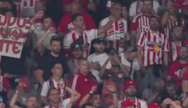 Αποθέωση των οπαδών προς τους παίκτες κατά την είσοδό τους στο γήπεδο