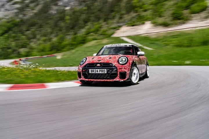 Η MINI ετοιμάζει το νέο John Cooper Works για εντυπωσιακό ντεμπούτο με παγκόσμια απήχηση