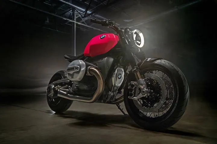 Στη λίμνη Κόμο η BMW είχε μια έκπληξη και για τους φίλους των 2 τροχών