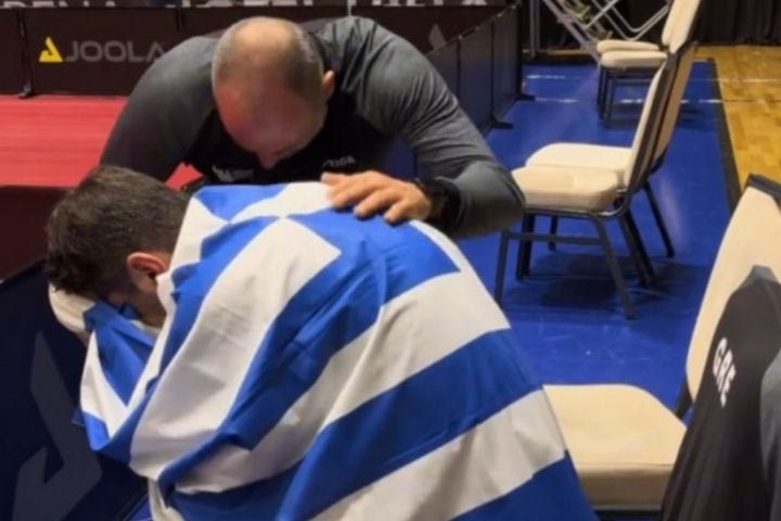 Γκιώνης: Η συγκλονιστική φωτογραφία με την ελληνική σημαία στην πλάτη του μετά την πρόκριση στους Ολυμπιακούς Αγώνες