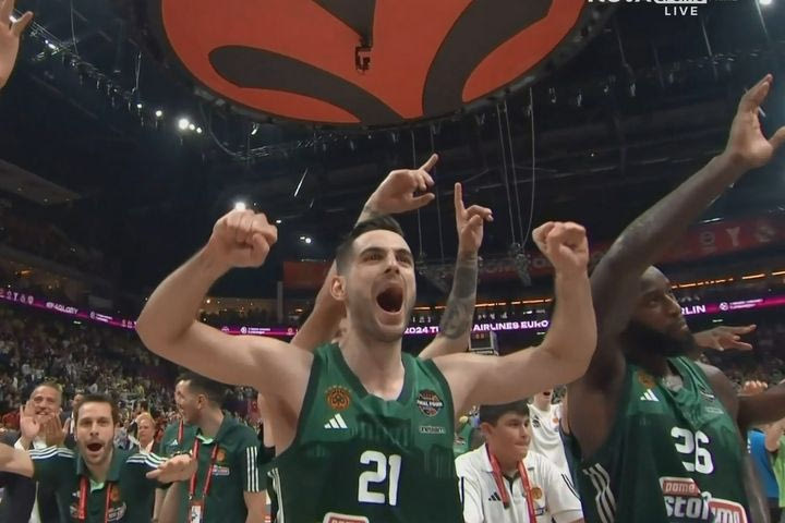 Final Four 2024: Το πράσινο πάρτι των παικτών του Παναθηναϊκού με τον κόσμο τους