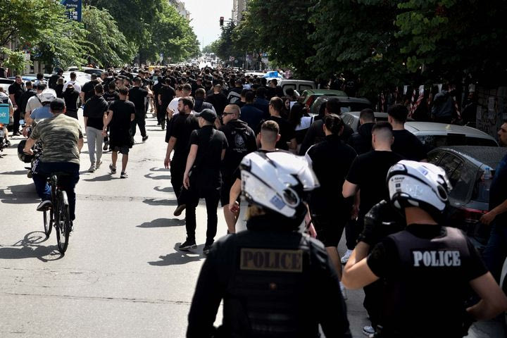 Η πορεία των οπαδών του ΠΑΟΚ στο κέντρο της Θεσσαλονίκης υπό αστυνομική επιτήρηση