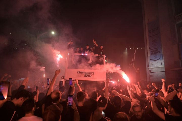 Η Θεσσαλονίκη στο πόδι: Αποθέωση για τον πρωταθλητή ΠΑΟΚ με ολονύχτιο πάρτι στον Λευκό Πύργο