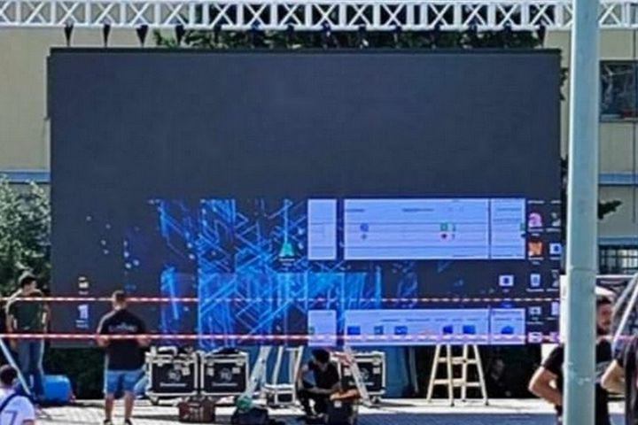 Άρης – ΠΑΟΚ: Στήθηκε η γιγαντοοθόνη έξω από το Πολιτιστικό Κέντρο Τούμπας για το μεγάλο ντέρμπι