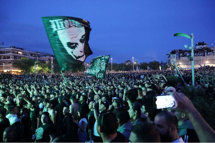 Πανζουρλισμός έξω από την Τούμπα: Έξαλλοι πανηγυρισμοί στο γκολ του Τάισον