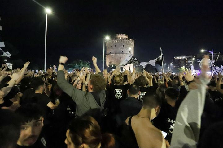 ΠΑΟΚ: Χιλιάδες οπαδοί του Δικεφάλου έστησαν πάρτι στον Λευκό Πύργο