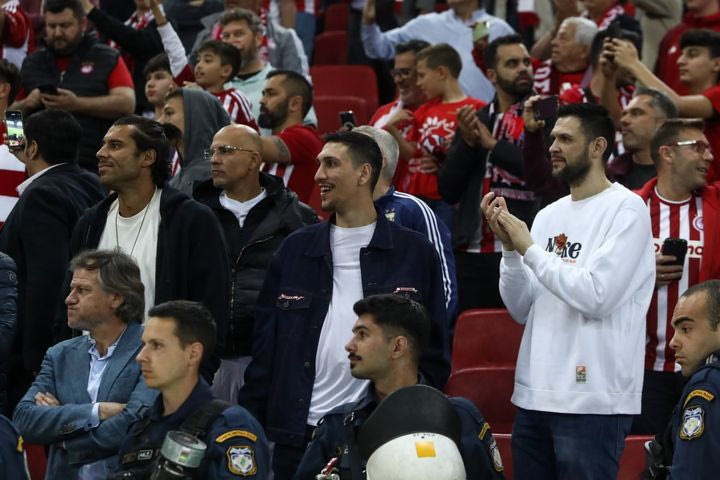 Το χειροκρότημα των Παπανικολάου, Πρίντεζη και Λαρεντζάκη για την επική πρόκριση του Ολυμπιακού στον τελικό του Conference