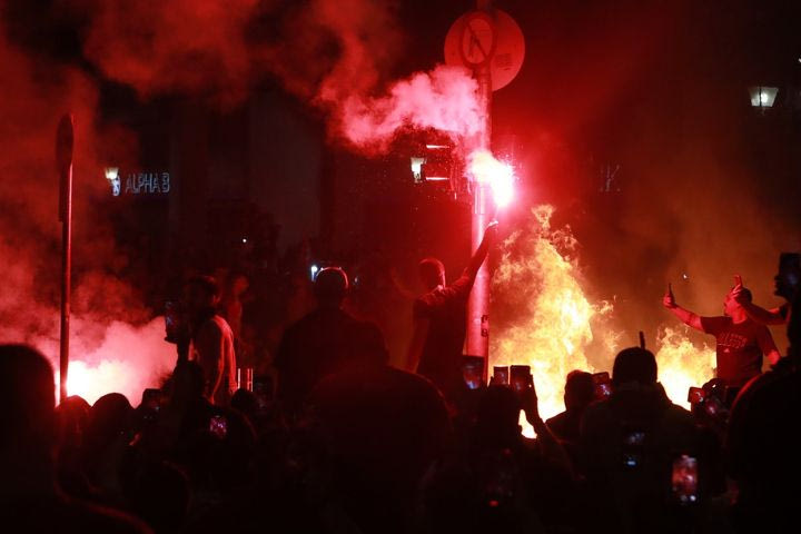 “Φέρτε μας το Ευρωπαϊκό”: Οπαδοί του Ολυμπιακού ανέβηκαν σε φανάρια και δέντρα για να ζητήσουν το τρόπαιο στο Πασαλιμάνι