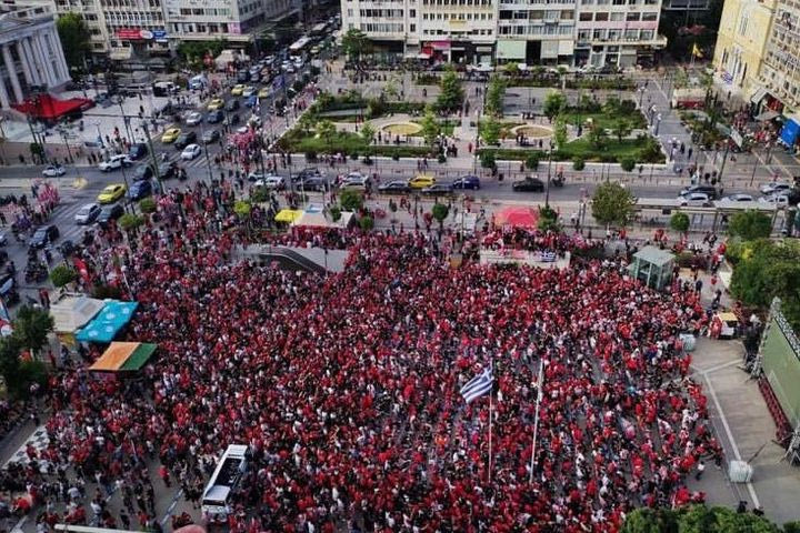 Ολυμπιακός – Φιορεντίνα: Η απόλυτη φωτογραφία από το Δημοτικό Θέατρο και την πλατεία Κοραή στον Πειραιά