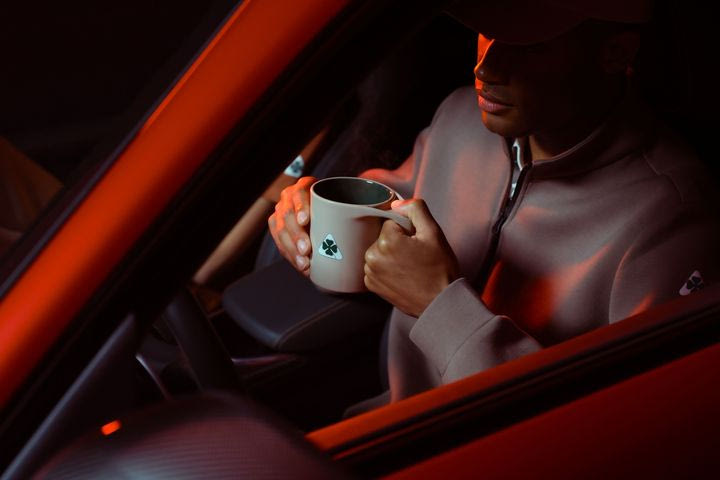 Νέα συλλογή ρούχων και αξεσουάρ για τους φανατικούς της Alfa Romeo και όχι μόνο