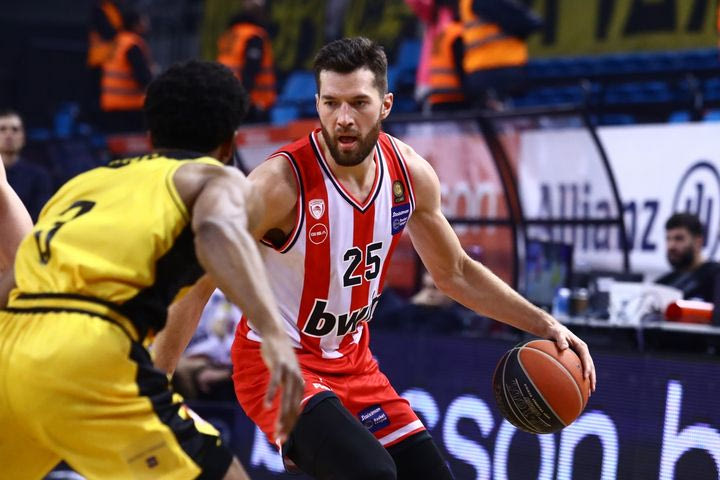 Ο Άλεκ Πίτερς έγραψε… μισό triple-double στην πρώτη περίοδο του ΑΕΚ – Ολυμπιακός