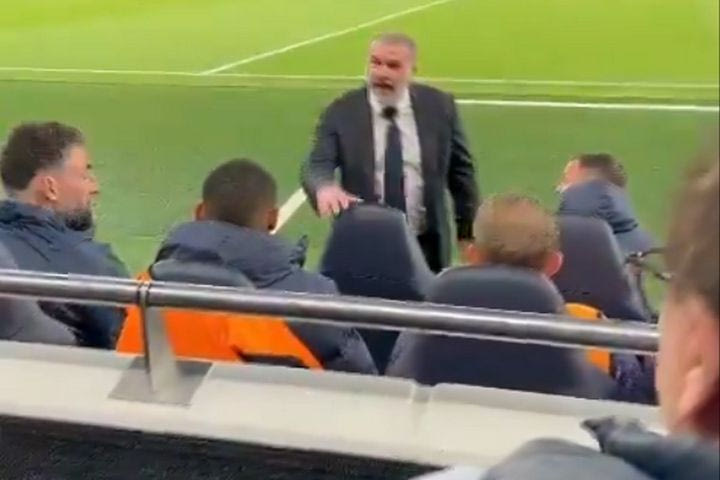 Τότεναμ: Ο Ποστέκογλου τα έβαλε με έναν οπαδό στη διάρκεια του αγώνα με τη Μάντσεστερ Σίτι