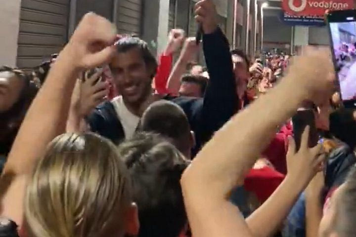 Πρίντεζης: Αποθεώθηκε από τους φίλους των ερυθρόλευκων “Γιώργο, ψυχάρα, Ολυμπιακάρα”