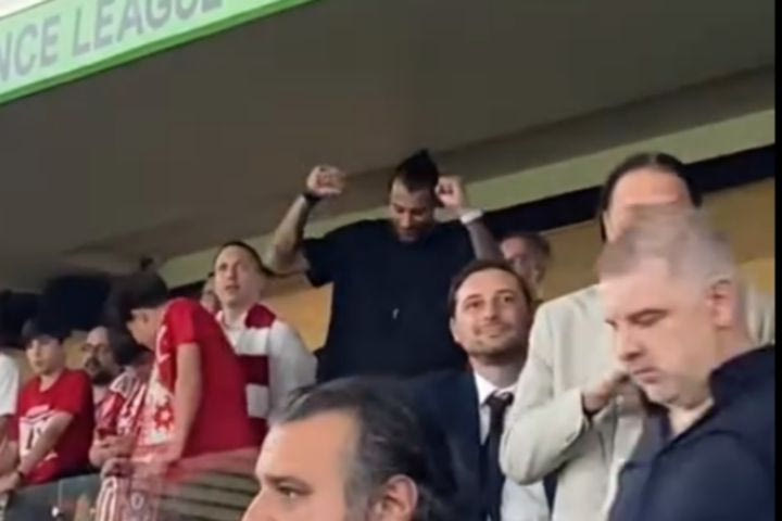 Ολυμπιακός: Ο Πρίντεζης τραγούδησε με σφιχτές γροθιές το “Περαία μου, Περαία μου” στην OPAP Arena