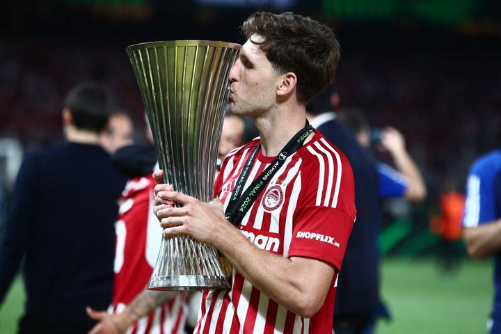 Ο Παναγιώτης Ρέτσος με το τρόπαιο του Conference League