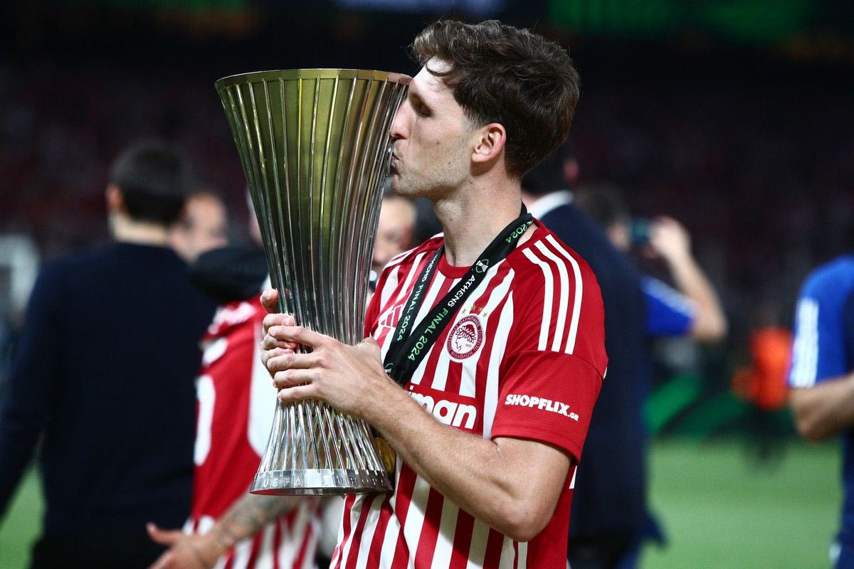 Ο Παναγιώτης Ρέτσος με το τρόπαιο του Conference League