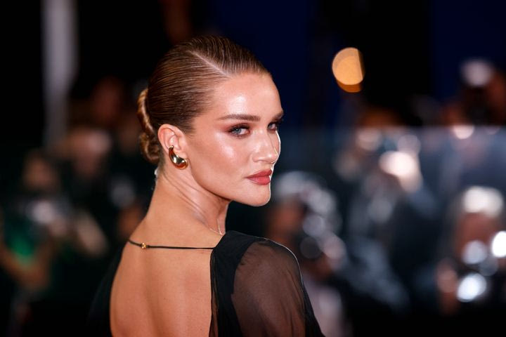 Rosie Huntington- Whiteley: Ποζάρει γυμνή στις Κάννες και οι fans της διχάζονται