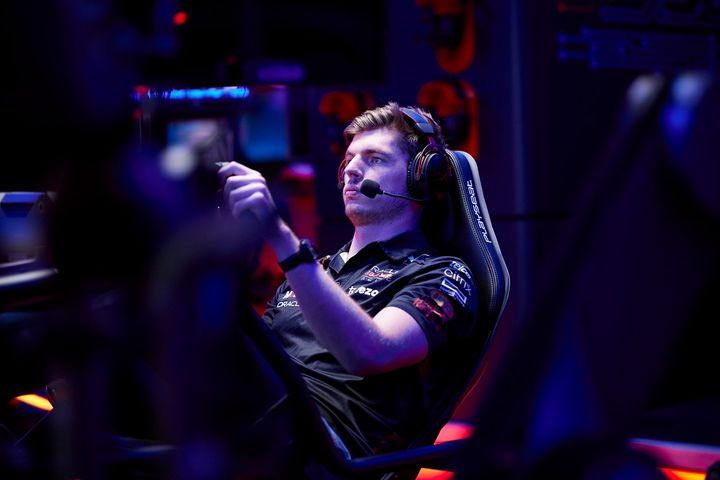 Ο Φερστάπεν κατηγορείται ότι έπαιζε sim racing μέχρι τις 3 τα ξημερώματα της Κυριακής