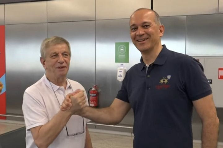 Final Four 2024, Ολυμπιακός: Η χειραψία Αγγελόπουλου – Σκινδήλια πριν από την πτήση για το Βερολίνο και οι μικροί φίλοι της ομάδας