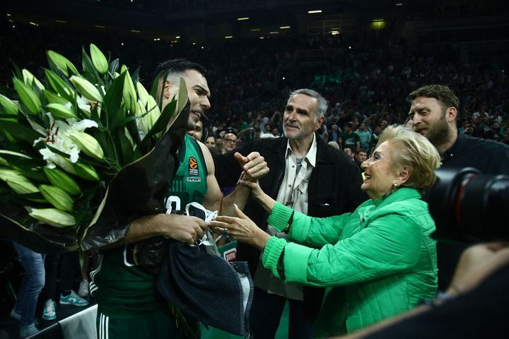 Παναθηναϊκός AKTOR: Η Δέσποινα Γιαννακοπούλου έδωσε ανθοδέσμη στον Σλούκα μετά την πρόκριση στο Final Four