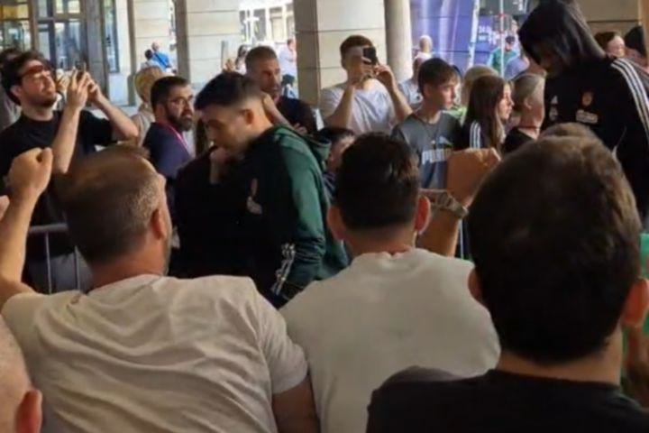 Final Four 2024, Παναθηναϊκός AKTOR: Αποθέωση των παικτών στο ξενοδοχείο από δεκάδες οπαδούς, πριν από τον τελικό με την Ρεάλ