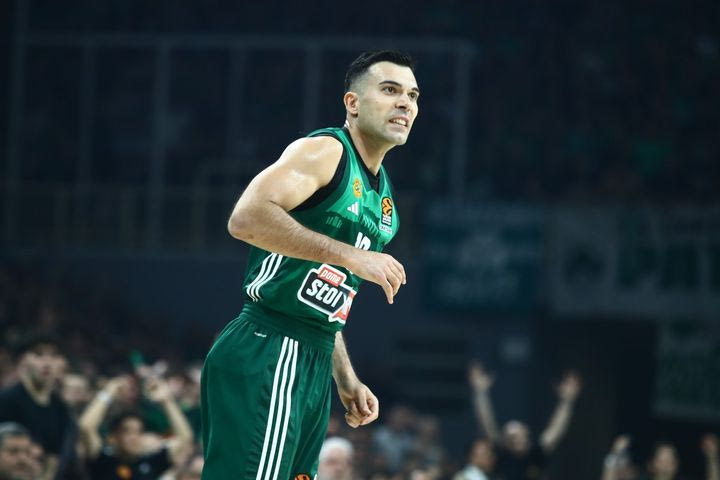 Ο Σλούκας με φόρμα στον πάγκο του Παναθηναϊκού στην τέταρτη περίοδο