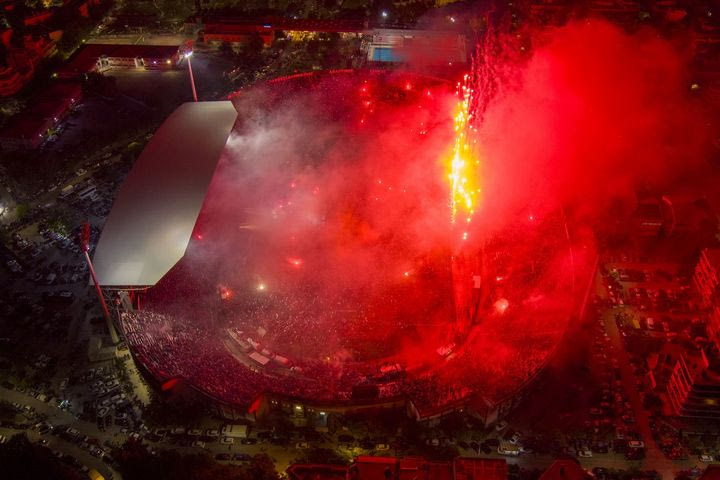 ΠΑΟΚ: Έγινε η νύχτα μέρα από τα χιλιάδες καπνογόνα στην Τούμπα για τη φιέστα