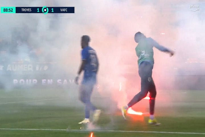 Ligue 2: Χαμός στο Τρουά – Βαλενσιέν, οι παίκτες των γηπεδούχων επέστρεψαν φωτοβολίδες στους οπαδούς τους και το ματς διεκόπη