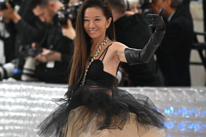 Η 74χρονη Vera Wang με μαγιό στην πισίνα. Benjamin Button, εσύ;