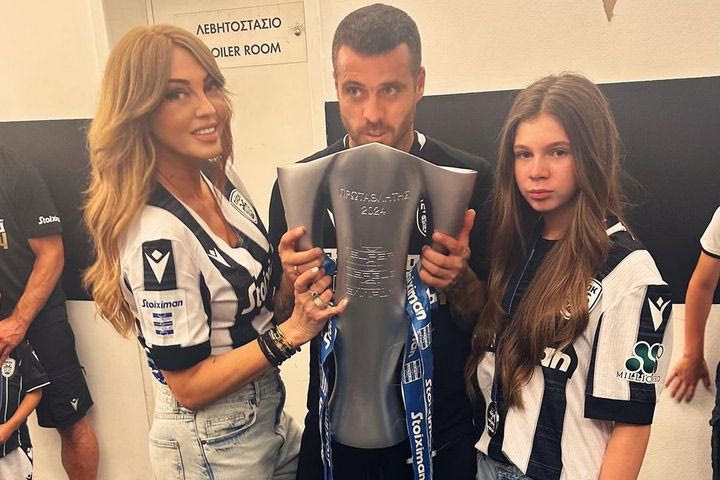 ΠΑΟΚ: Συγκινημένος στο πλευρό της κόρης του σήκωσε την κούπα ο Βιεϊρίνια