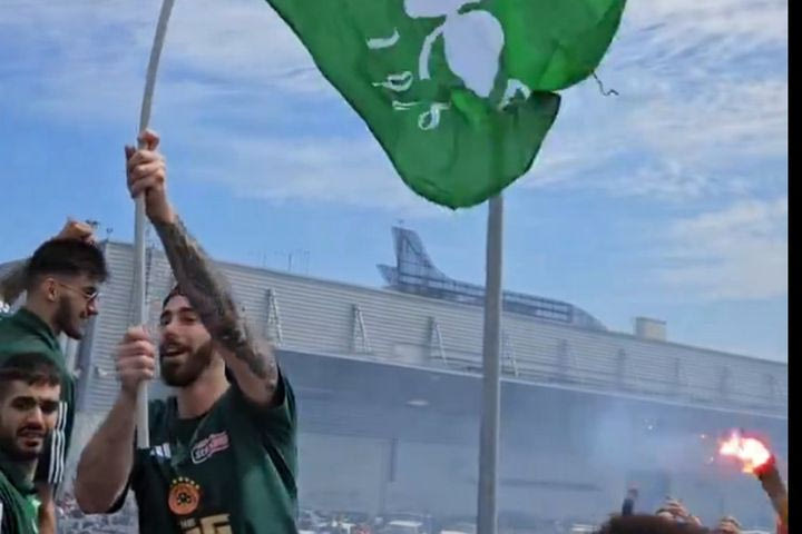 Παναθηναϊκός AKTOR: Ο Βιλντόσα σε ρόλο… σημαιοφόρου στο ανοιχτό λεωφορείο, ανέμιζε την σημαία των “πράσινων”