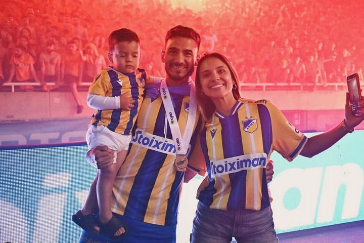 ΑΠΟΕΛ: Ο Βιγιαφάνιες πανηγύρισε το πρωτάθλημα με την σύζυγο και τον γιο του