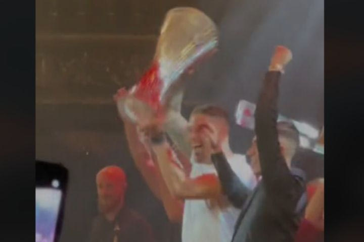 Ολυμπιακός: Στην Άννα Βίσση γιόρτασαν την κατάκτηση του Conference League οι ερυθρόλευκοι