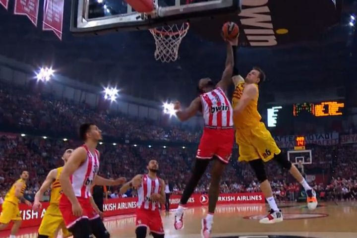 EuroLeague: Magic Moment της σεζόν η απίθανη τάπα του Ράιτ στον Βέσελι
