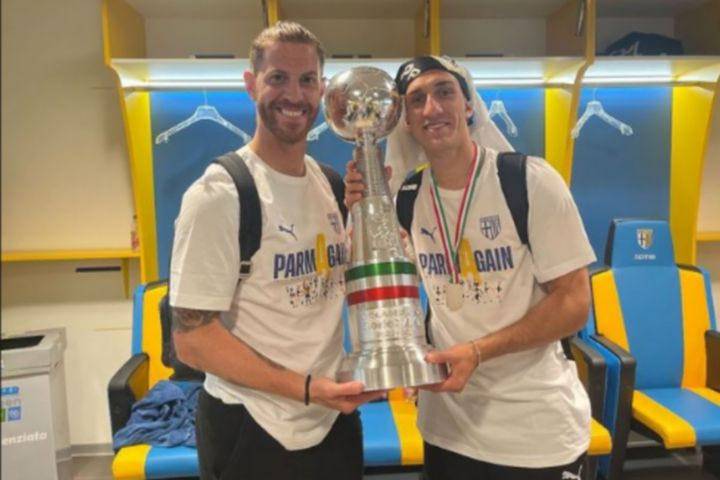Η φωτογραφία του Ζαγαρίτη με την κούπα της Serie B